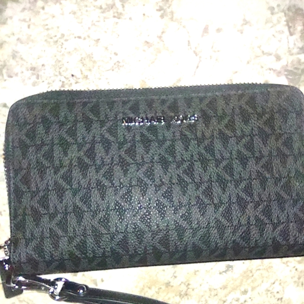 Michael Kors New Wristlet Jet Set  Travel Large Phone Case / Wallet.